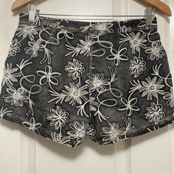 Anthropologie Mur Mur 100% Cotton Gray & White Shorts Sz. S Embroidered floral - Picture 2 of 16